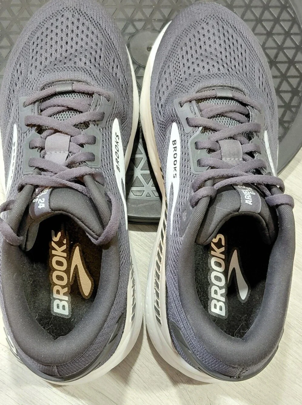 Brooks Womens Ariel GTS 24 Running Shoes in Charcoal/White SIZE 8.5 D WIDE FIT